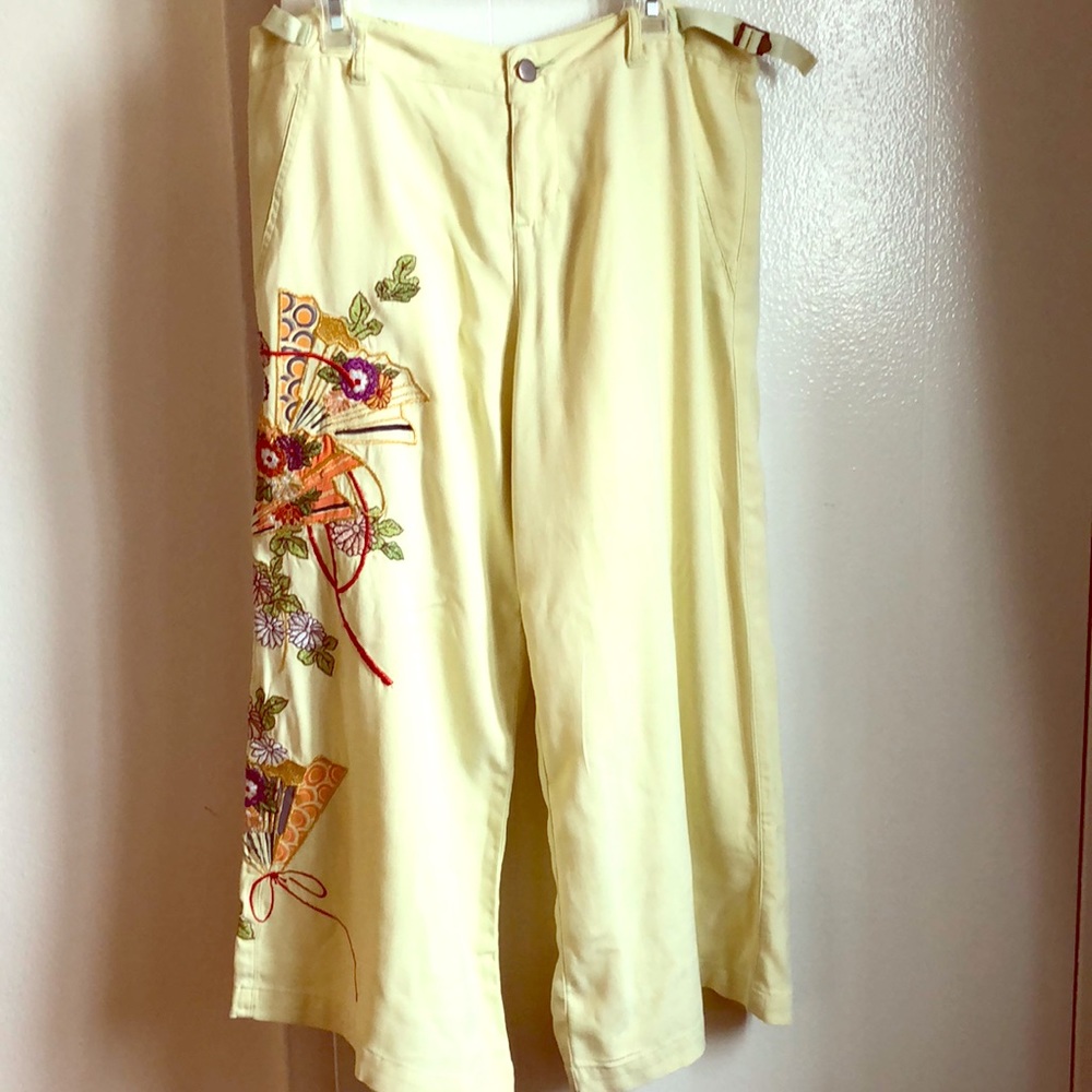 Da-Nang wide-leg crop pant with side detail.